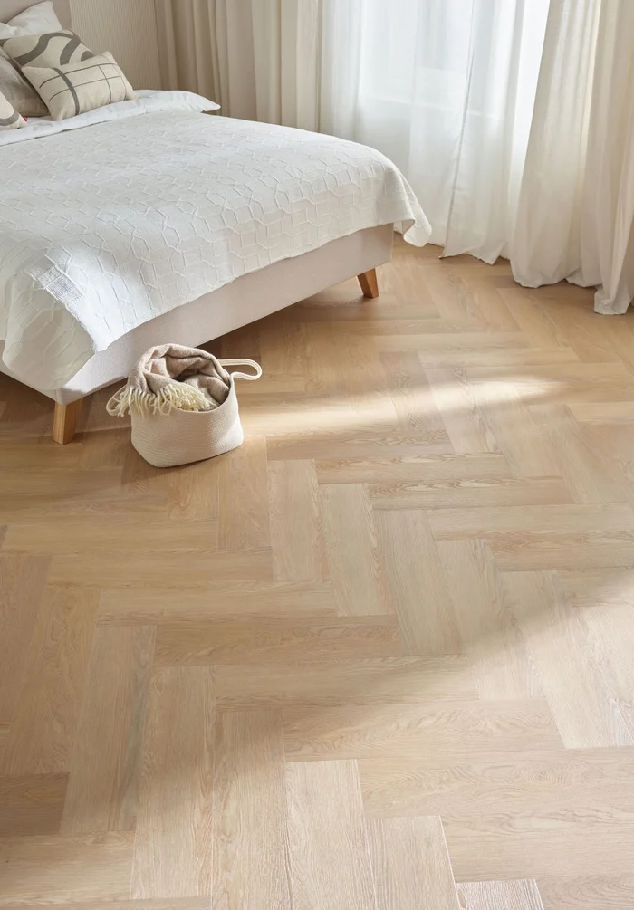 naturalne panele winylowe ułożone w jodełkę